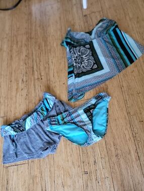 Lucky Brand Medium Blue Patterned Swim Top Swim Bottoms and Shorts